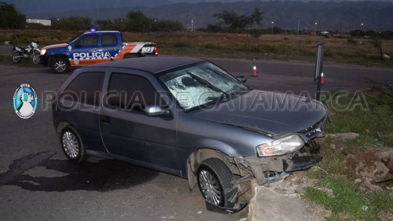 Un auto chocó contra el cantero de una rotonda