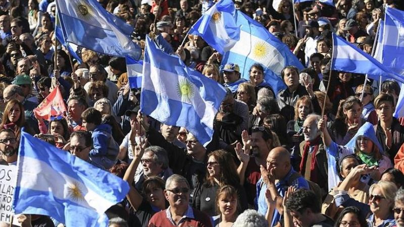 Multitudinaria marcha de gremios y movimientos sociales en el Obelisco contra el FMI