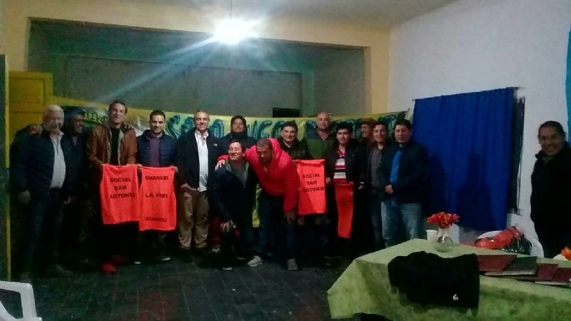 Entrega de indumentaria para el Club San Antonio