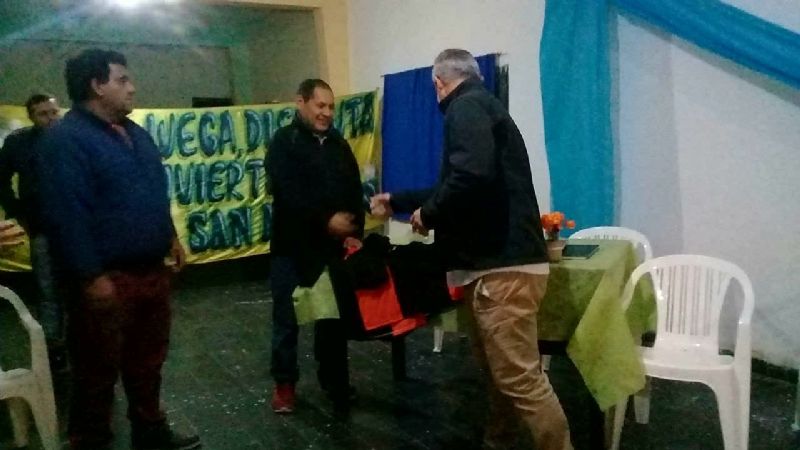 Entrega de indumentaria para el Club San Antonio