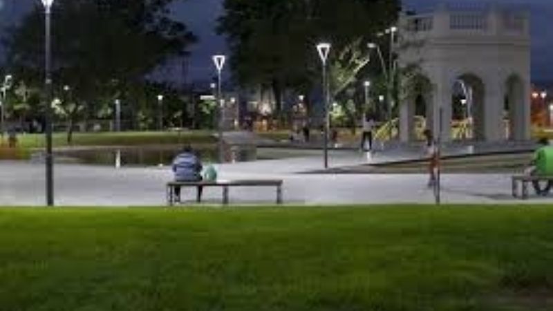 Una joven y un hombre intentaron apuñalar a policías en La Alameda