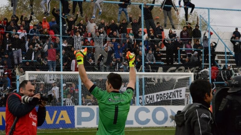 Cipolletti eliminó a Arsenal con  su arquero como figura