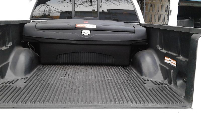 Cayó de la caja de una camioneta y terminó herido