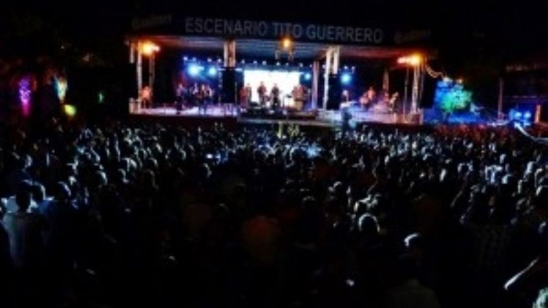 Mujer descontrolada en La Casona golpeó a un policía