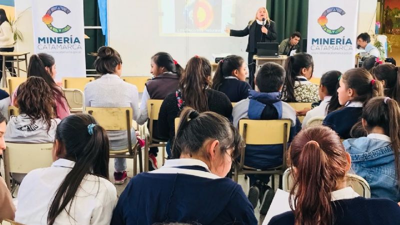 Charla educativa sobre minerales en Andalgalá