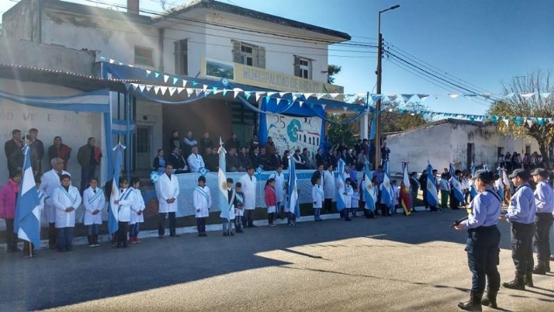 Senadores en las celebraciones por el 25 de Mayo en sus departamentos