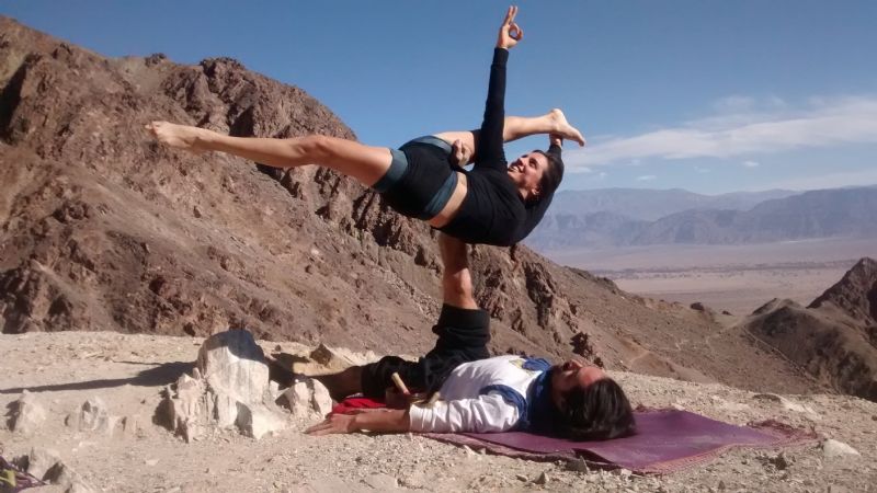 Inician clases de Acroyoga en la Casa de la Cultura