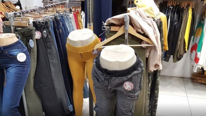 Joven dañó ropa en un local comercial y terminó en la comisaría