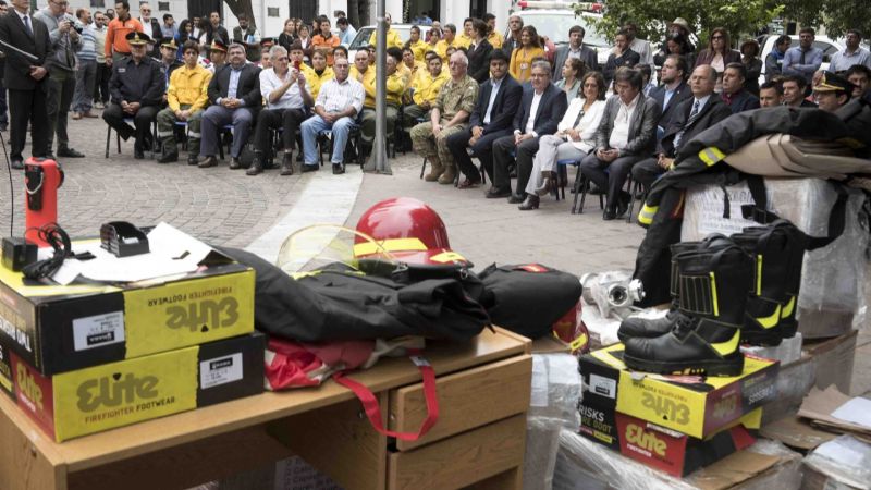 Entregaron indumentaria para bomberos y la brigadistas
