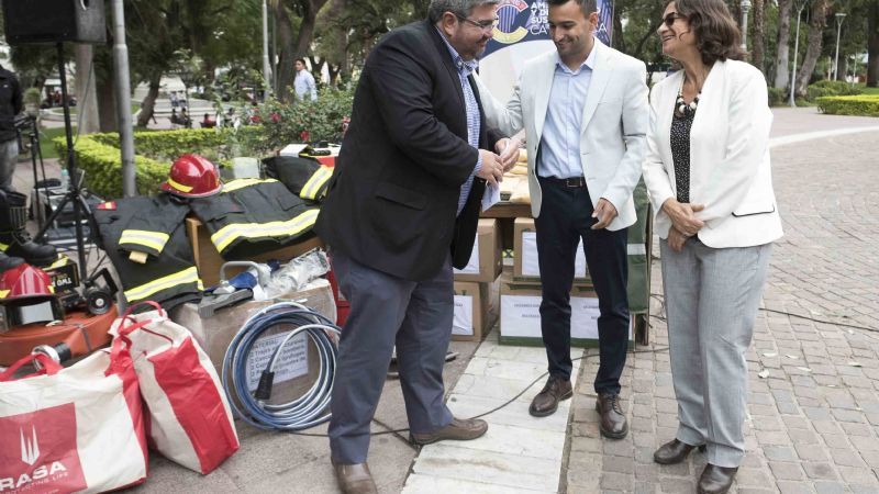 Entregaron indumentaria para bomberos y la brigadistas