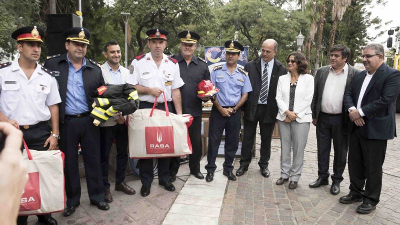 Entregaron indumentaria para bomberos y la brigadistas