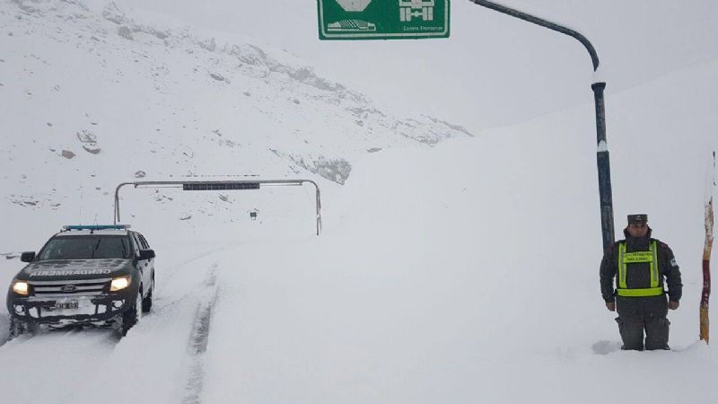 Impactantes imágenes de la nevada en la frontera con Chile