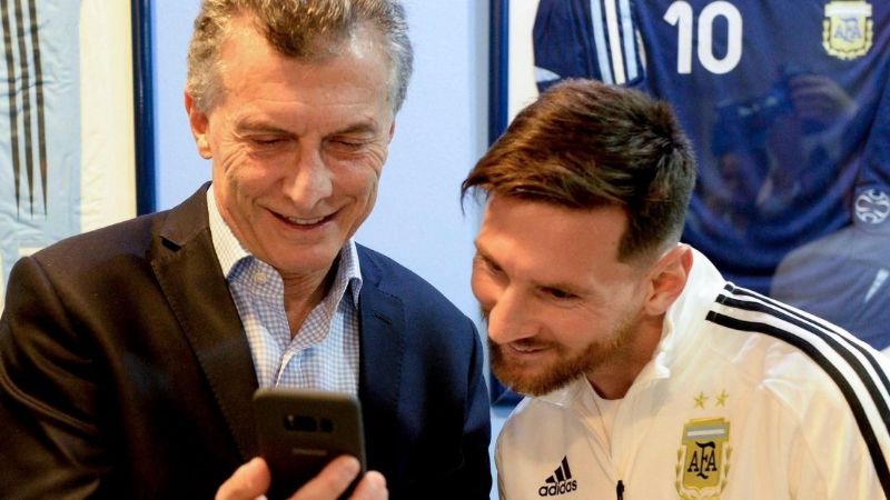 ¿Qué le mostró Macri en el celular a Messi?