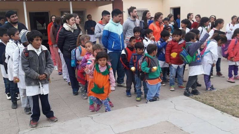 Voluntarios de Universidad de La Plata visitaron la Escuela de Las Palmitas