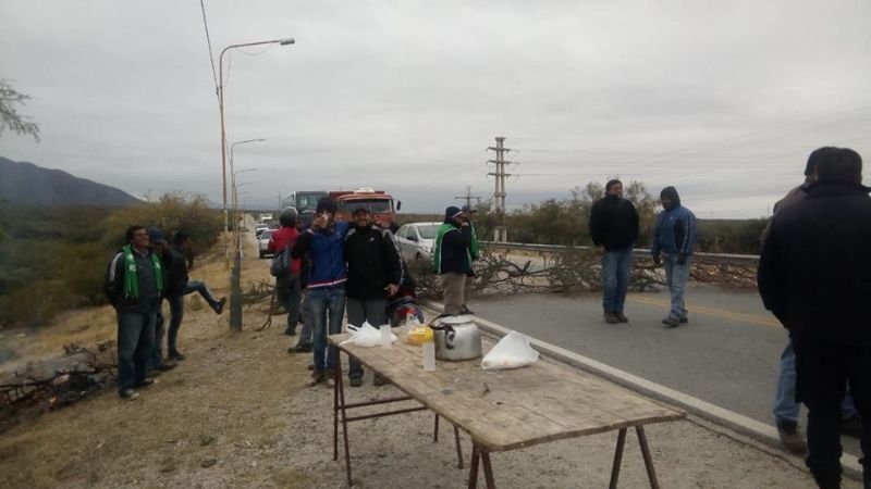 Piquete de municipales de Andalgalá en contra del aumento de Páez