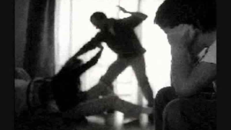 Violento desalojo de una mujer y sus dos hijos