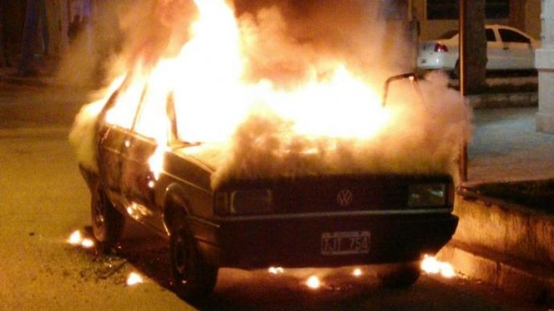 Dormía y escuchó una explosión, era su auto que se incendió