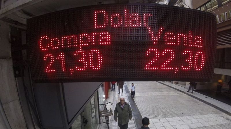 Momentánea baja del dólar por tasa referencial al 40%