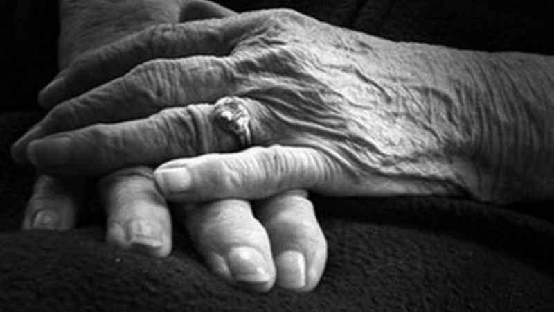 Aprehendido por golpear a su abuela de 81 años