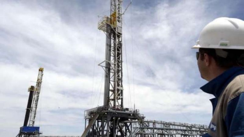 Analizan un plan para que las petroleras no suban las naftas