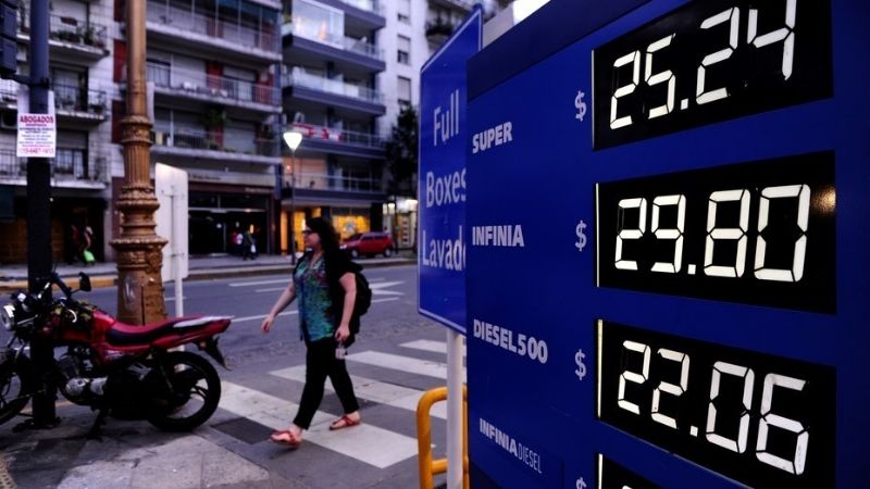 El Gobierno busca congelar el precio de los combustibles