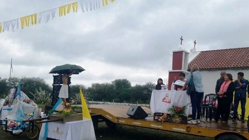 Bajo una intensa llovizna, peregrinaron con el Señor de la Salud en El Alto