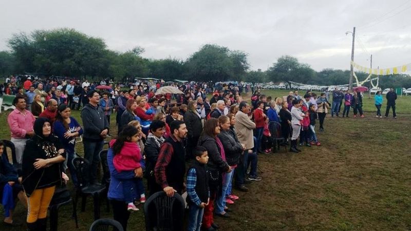 Bajo una intensa llovizna, peregrinaron con el Señor de la Salud en El Alto