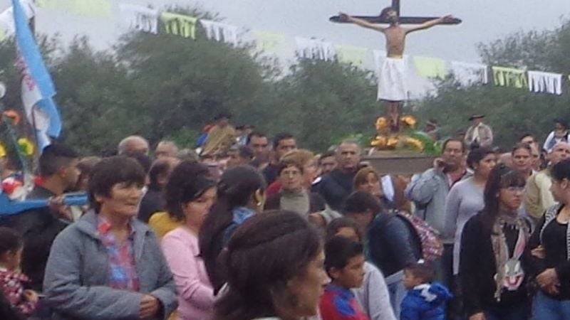 Bajo una intensa llovizna, peregrinaron con el Señor de la Salud en El Alto