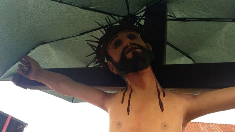 Bajo una intensa llovizna, peregrinaron con el Señor de la Salud en El Alto