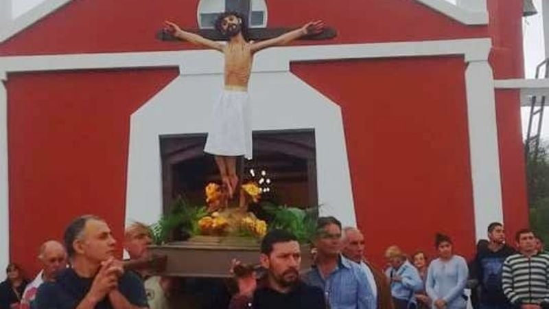 Bajo una intensa llovizna, peregrinaron con el Señor de la Salud en El Alto