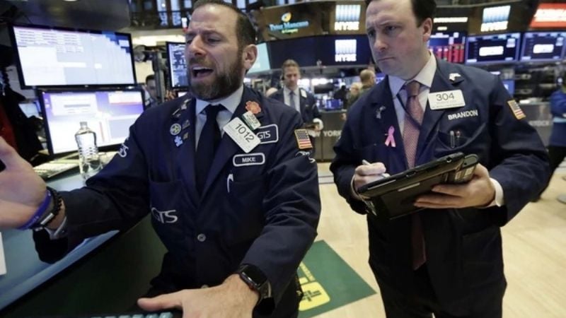 Caen acciones y bonos argentinos; sube el riego país