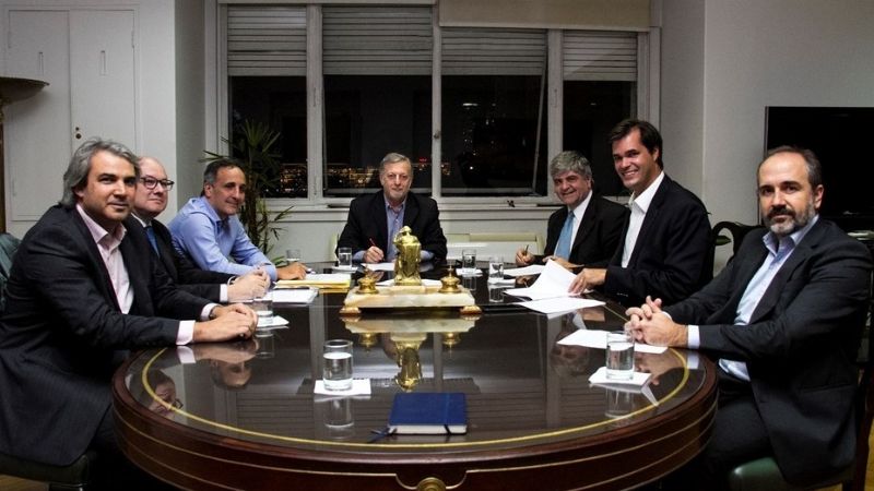 Petroleras acordaron con el Gobierno congelar el precio de los combustibles