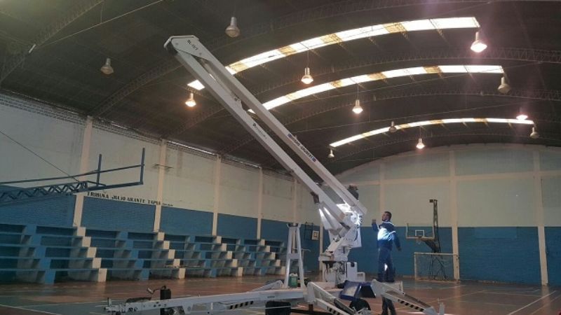 Realizan cambios de luminarias en el gimnasio municipal