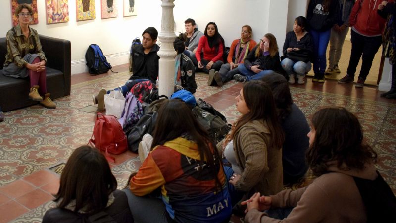 Florencia Mena cerró su muestra con charlas para alumnos del ISAC