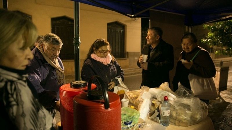 Entregaron café a jubilados que esperaban para cobrar