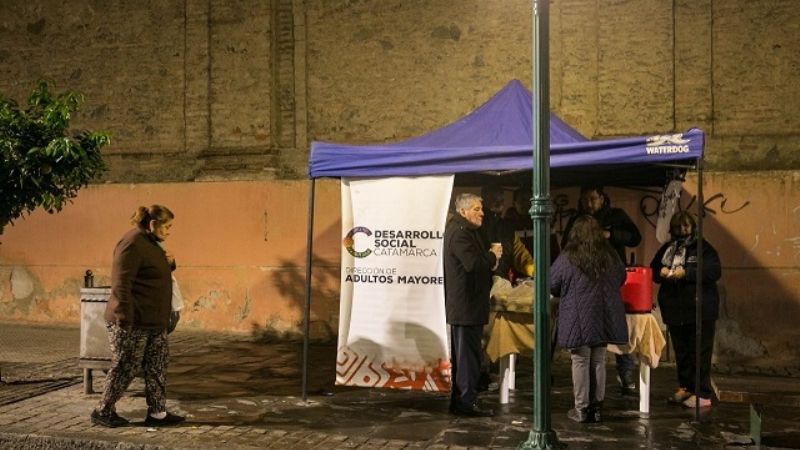 Entregaron café a jubilados que esperaban para cobrar