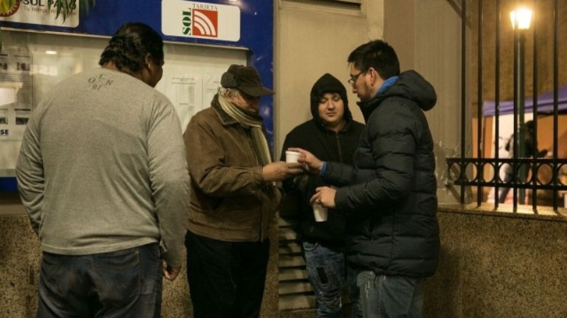 Entregaron café a jubilados que esperaban para cobrar