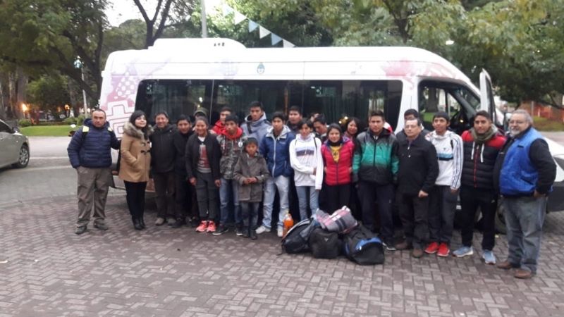 El senador Carrizo despidió alumnos de Antofagasta de la Sierra