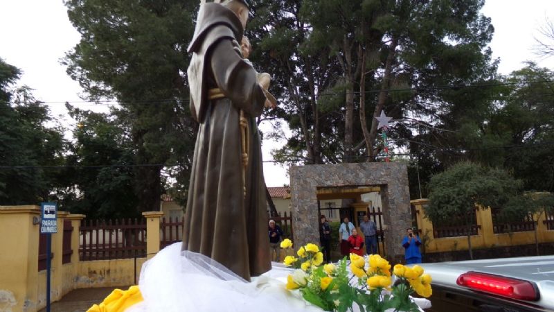 San Antonio llevó su bendición a los barrios en alegre caravana y procesión