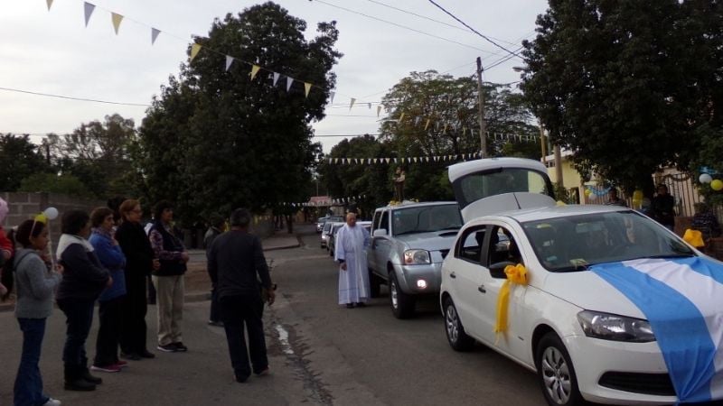 San Antonio llevó su bendición a los barrios en alegre caravana y procesión