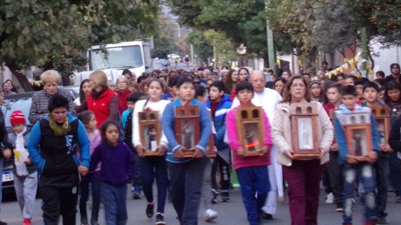 San Antonio llevó su bendición a los barrios en alegre caravana y procesión