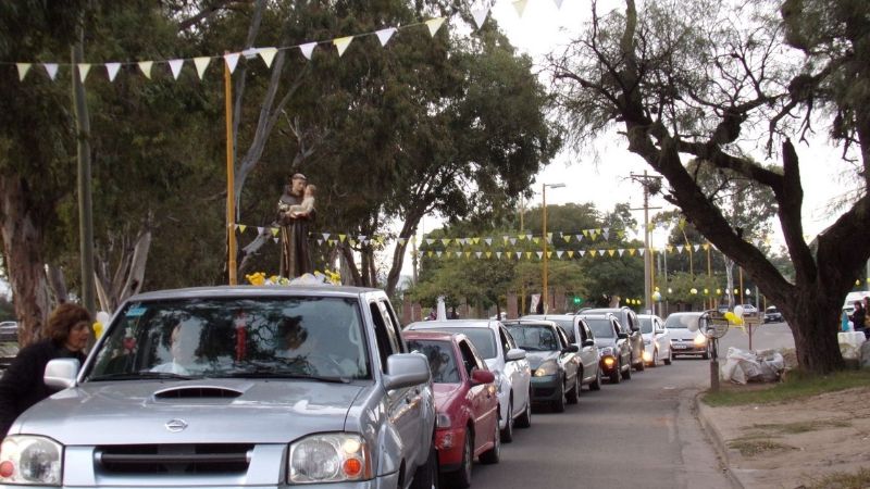 San Antonio llevó su bendición a los barrios en alegre caravana y procesión