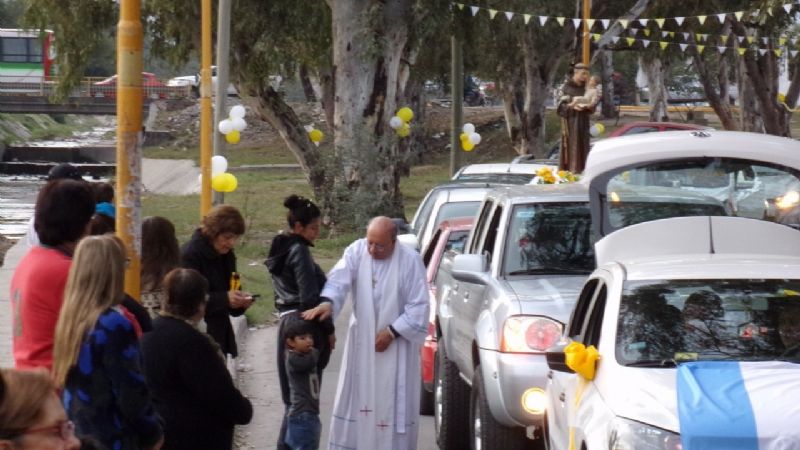 San Antonio llevó su bendición a los barrios en alegre caravana y procesión