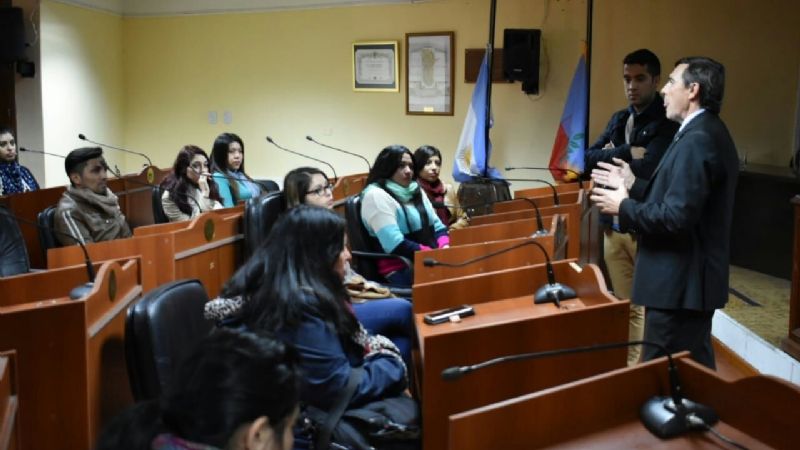 Alumnos de Ciencias de la Educación de la UNCa visitaron el Senado