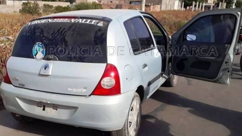 Se conducían en un auto robaron y lo abandonaron al ver policías