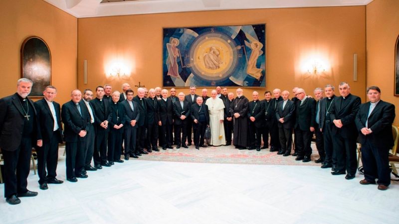 Por el escándalo de abuso sexual, el Papa Francisco aceptó la renuncia de tres obispos