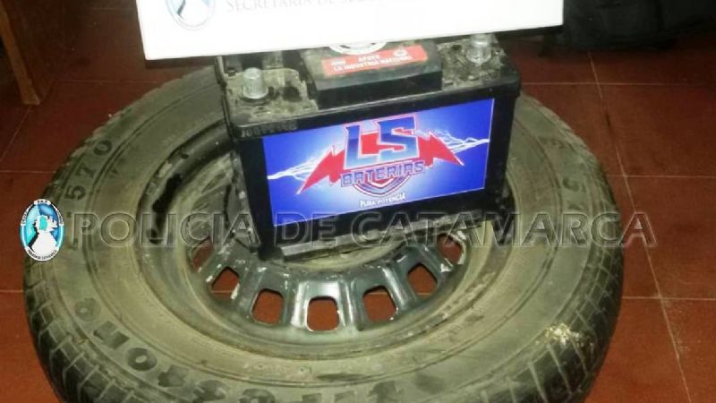 Aprehendido por robar la batería de un auto