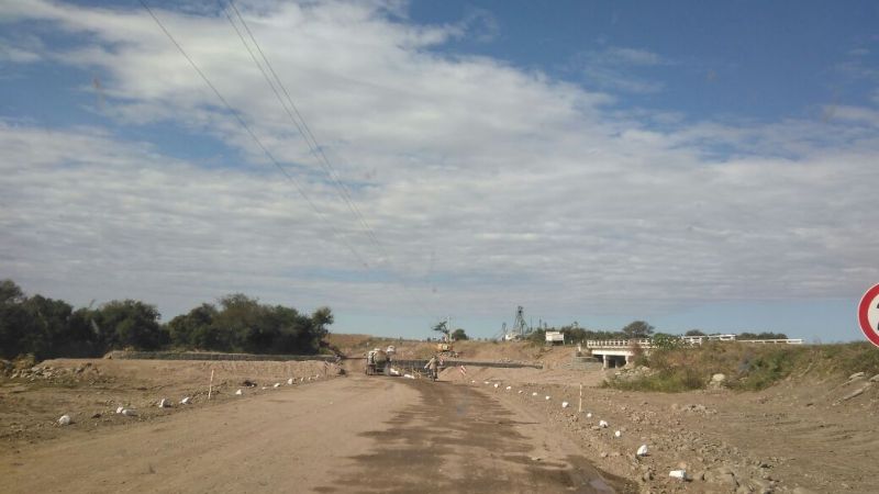 Transitar con precaución por ruta 64 por obra en construcción