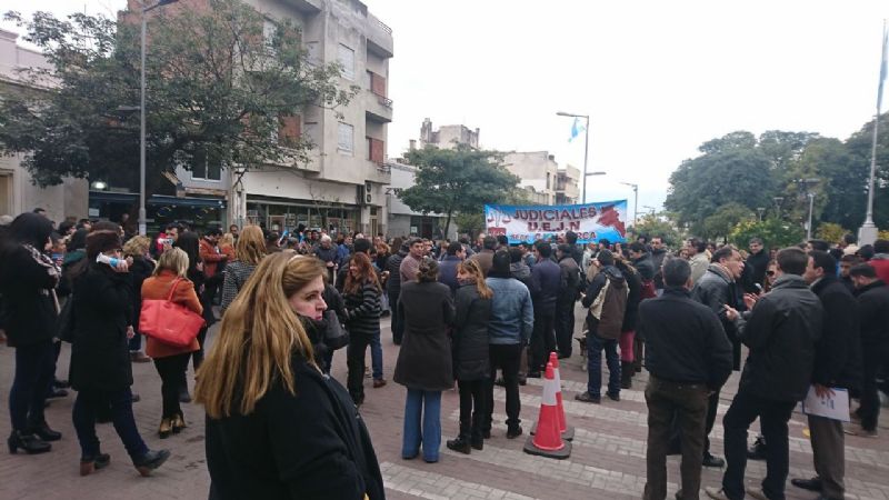 Masiva protesta de judiciales por un aumento salarial