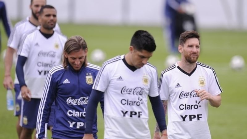 Sin variantes, Sampaoli sostiene al “Kun” en el ataque